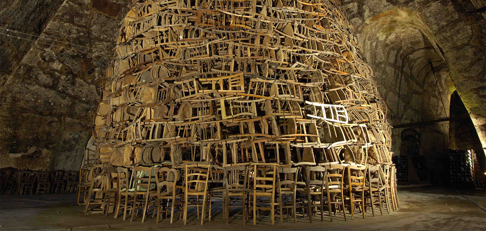 Tadashi Kawamata, Cathédrale des chaises, 2007