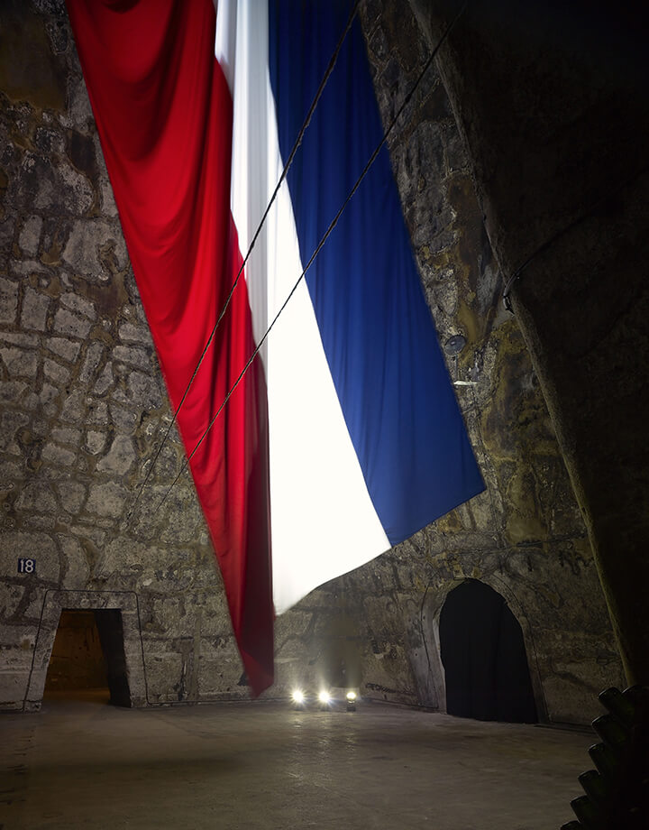 Bertrand Lavier, drapeau français flottant au vent